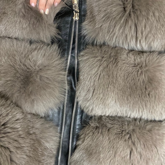Genuine Fox Fur & Leather Vest - Picture 3 of 5